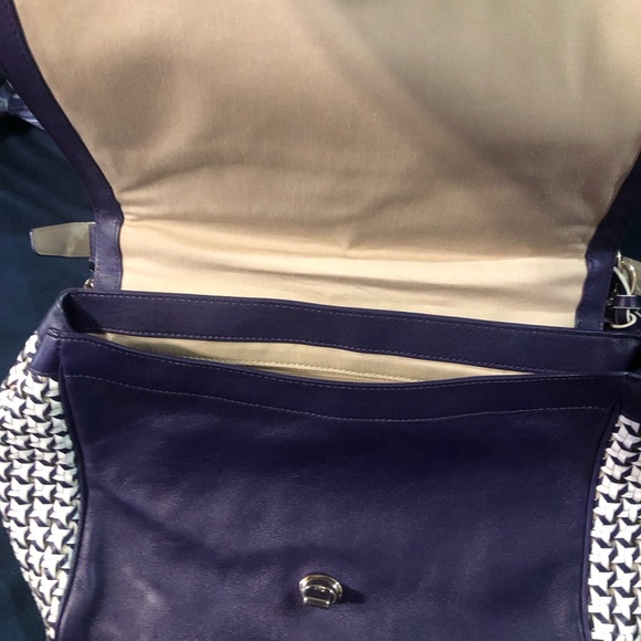 COACH PURPLE PURSE VERY GOOD CONDITION, HOLDS ALOT VERY SOFT LEATHER - Picture 5 of 5